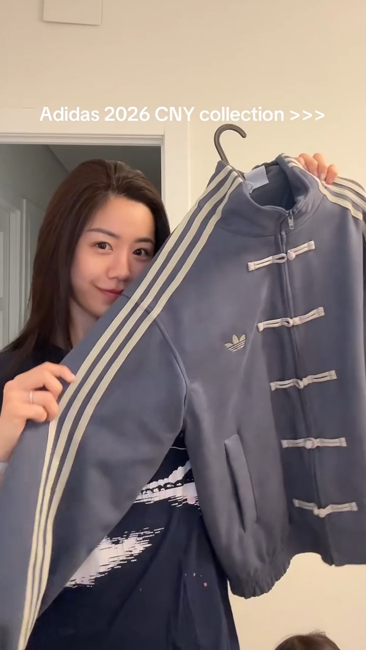 Cristina con una chaqueta Adidas
