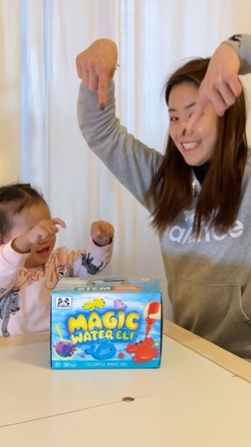 Cristina enseñando un juego en familia